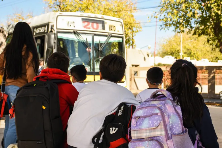 niños esperando el colectivo