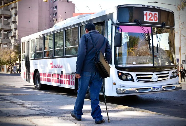 persona subiendo colectivo red tulum
