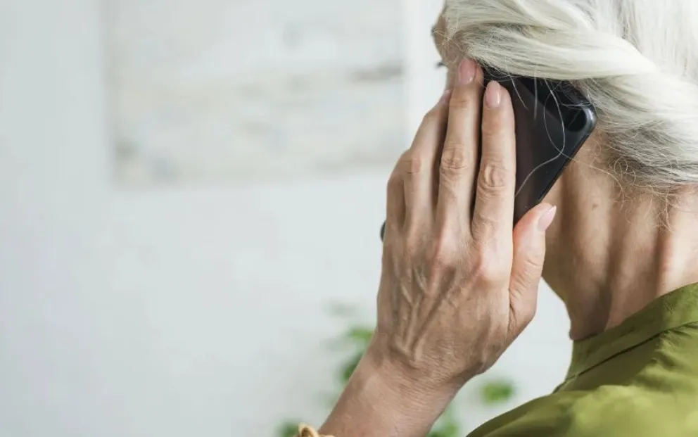 abuela con telefono