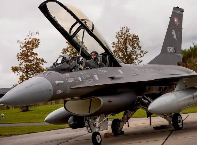 avión de combate caza f16